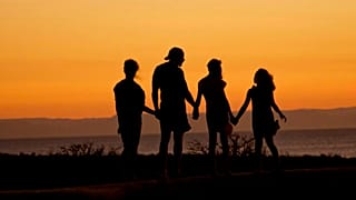 Uma família a olhar para o horizonte