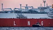 ARCHIVIO - La nave metaniera "Hellas Diana" trasporta un carico di GNL al terminal energetico "Deutsche Ostsee" a Mukran, in Germania, agosto 2024
