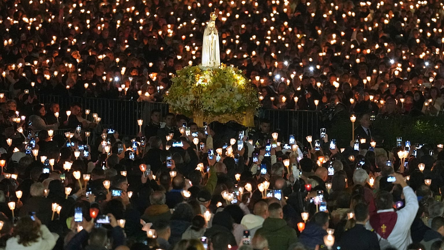 Santuário de Fátima acolhe procissão das velas 