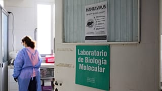 Un cartel con el dibujo de un roedor que transmite hantavirus y medidas preventivas está en el Hospital Zonal Ramón Carrillo de Bariloche, Argentina.