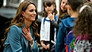 La principessa del Galles si intrattiene con la folla in attesa per lei a Reggio Emilia