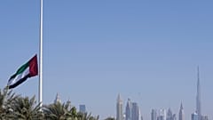 العلم الوطني لدولة الإمارات العربية المتحدة يرفرف في نصف السارية بعد إعلان وفاة رئيس الإمارات، في دبي، الإمارات العربية المتحدة