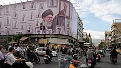 Archivfoto: Motorräder fahren an einer Plakatwand mit einem Bild des verstorbenen iranischen Staatschefs Ayatollah Ali Khamenei vorbei. Sechster Mai 2026.