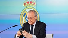 Il presidente del Real Madrid Florentino Perez legge una notizia sul suo telefono durante una conferenza stampa a Madrid, martedì 12 maggio 2026. (Foto AP/Bernat Armangue)