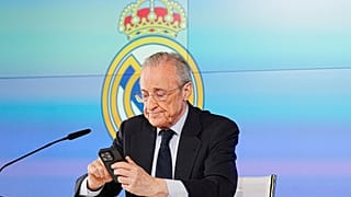 El presidente del Real Madrid, Florentino Pérez, lee noticias en su teléfono durante una rueda de prensa en Madrid, el martes 12 de mayo de 2026. (AP Photo/Bernat Armangue)
