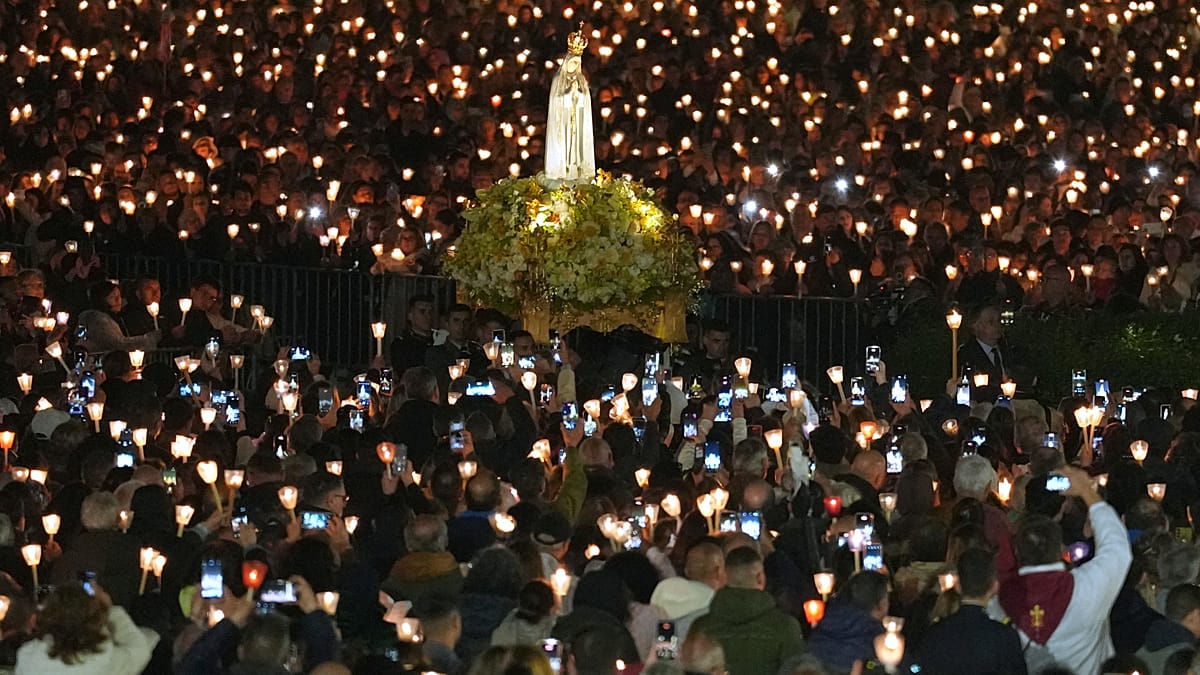 Près de 250 000 personnes ont assisté à la procession aux chandelles de Fatima