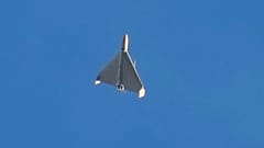 Dron widoczny na niebie sekundy przed atakiem na budynki w Kijowie, na Ukrainie, 17 października 2022 r.