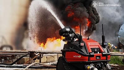 Il personale dei servizi di emergenza lavora per spegnere un incendio in seguito all'attacco di un drone russo a un gasdotto nella regione di Dnipropetrovsk, il 13 maggio 2026.