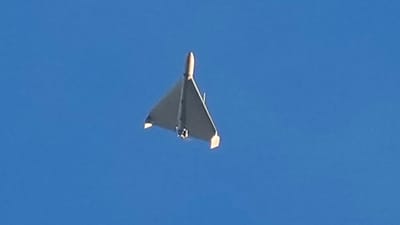 Dron widoczny na niebie sekundy przed atakiem na budynki w Kijowie, na Ukrainie, 17 października 2022 r.