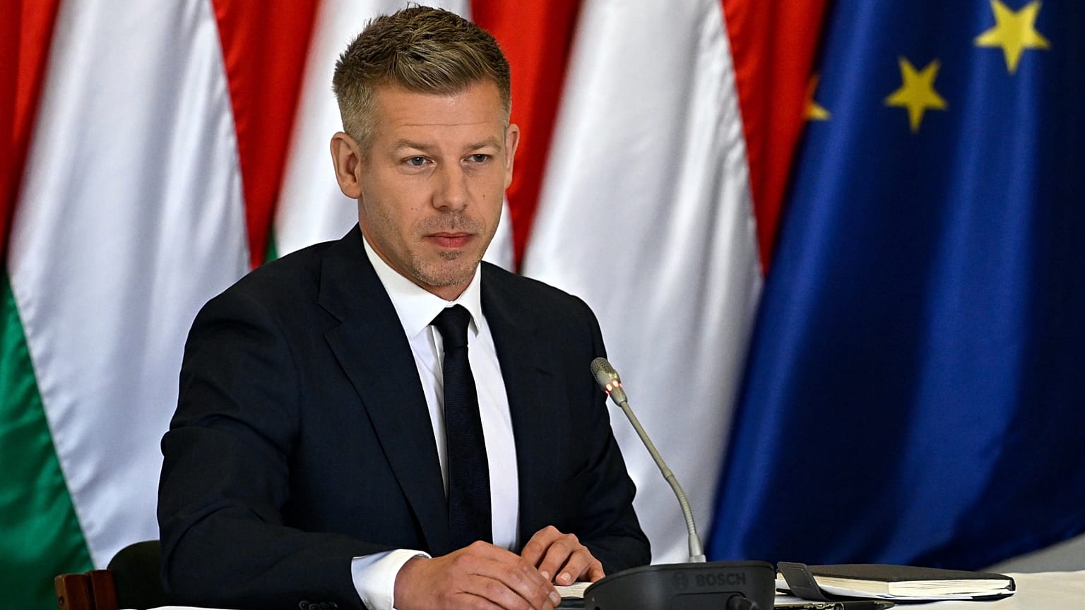 Magyar Péter miniszterelnök a Tisza-kormány első, kihelyezett ülésén az Ópusztaszeri Nemzeti Történeti Emlékparkban 2026. május 13-án.
