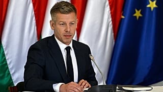 Magyar Péter miniszterelnök a Tisza-kormány első, kihelyezett ülésén az Ópusztaszeri Nemzeti Történeti Emlékparkban 2026. május 13-án.