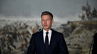 Magyar Péter miniszterelnök a Tisza-kormány első, kihelyezett ülése közben tartott sajtótájékoztatón Ópusztaszeren, a Feszty-körkép előtt