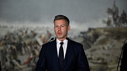 Il primo ministro ungherese Peter Magyar durante una conferenza stampa