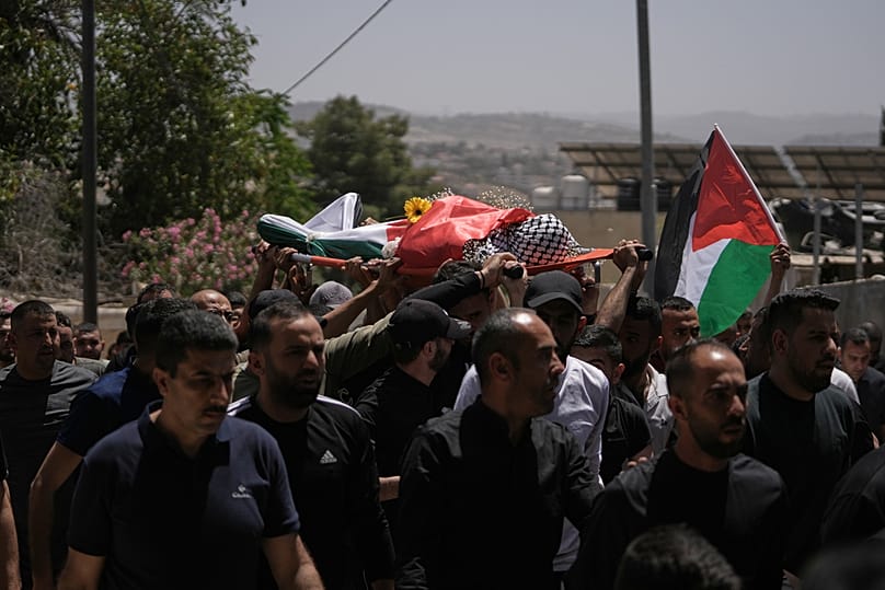 فلسطينيون يشيّعون جثمان زكريا قطوسة في بلدة دير قديس بالضفة الغربية، الأربعاء 13 مايو 2026.