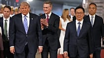 Donald Trump arrive en Chine pour un sommet aux enjeux majeurs avec Xi Jinping