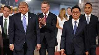 Donald Trump arrive en Chine pour un sommet aux enjeux majeurs avec Xi Jinping