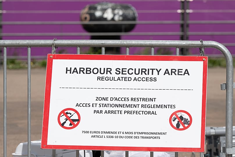 Un panneau près du bateau de croisière Ambition à Bordeaux, interdisant l'accès à proximité. 