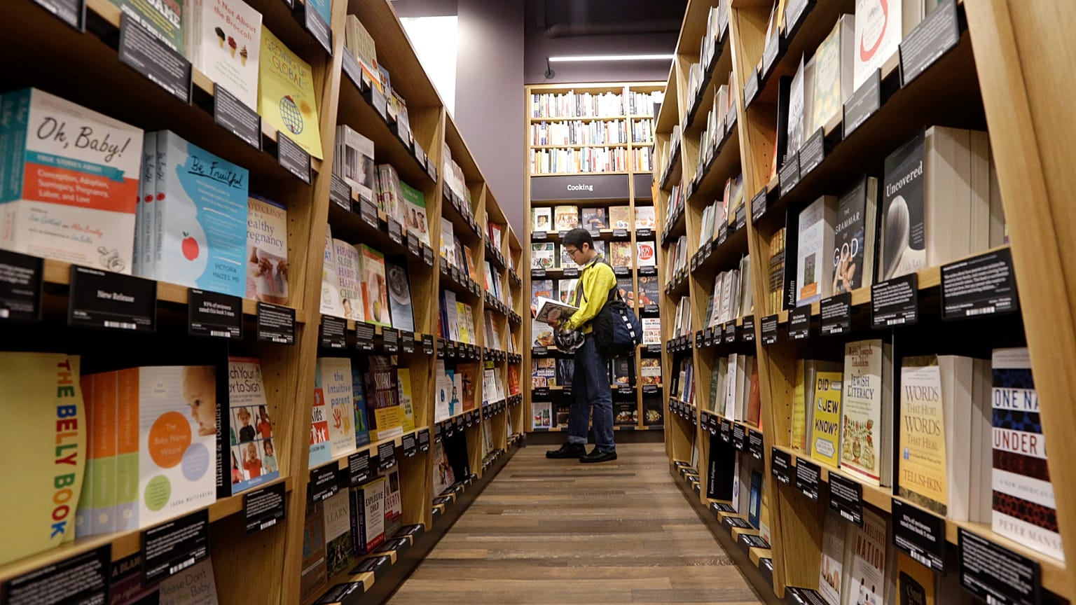 Un client dans une librairie à Seattle, aux Etats-Unis