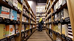 Un client dans une librairie à Seattle, aux Etats-Unis