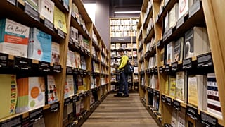 Un client dans une librairie à Seattle, aux Etats-Unis
