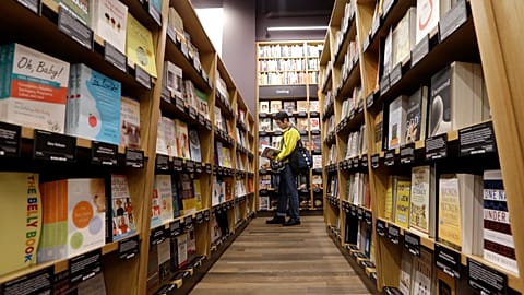 Un client dans une librairie à Seattle, aux Etats-Unis
