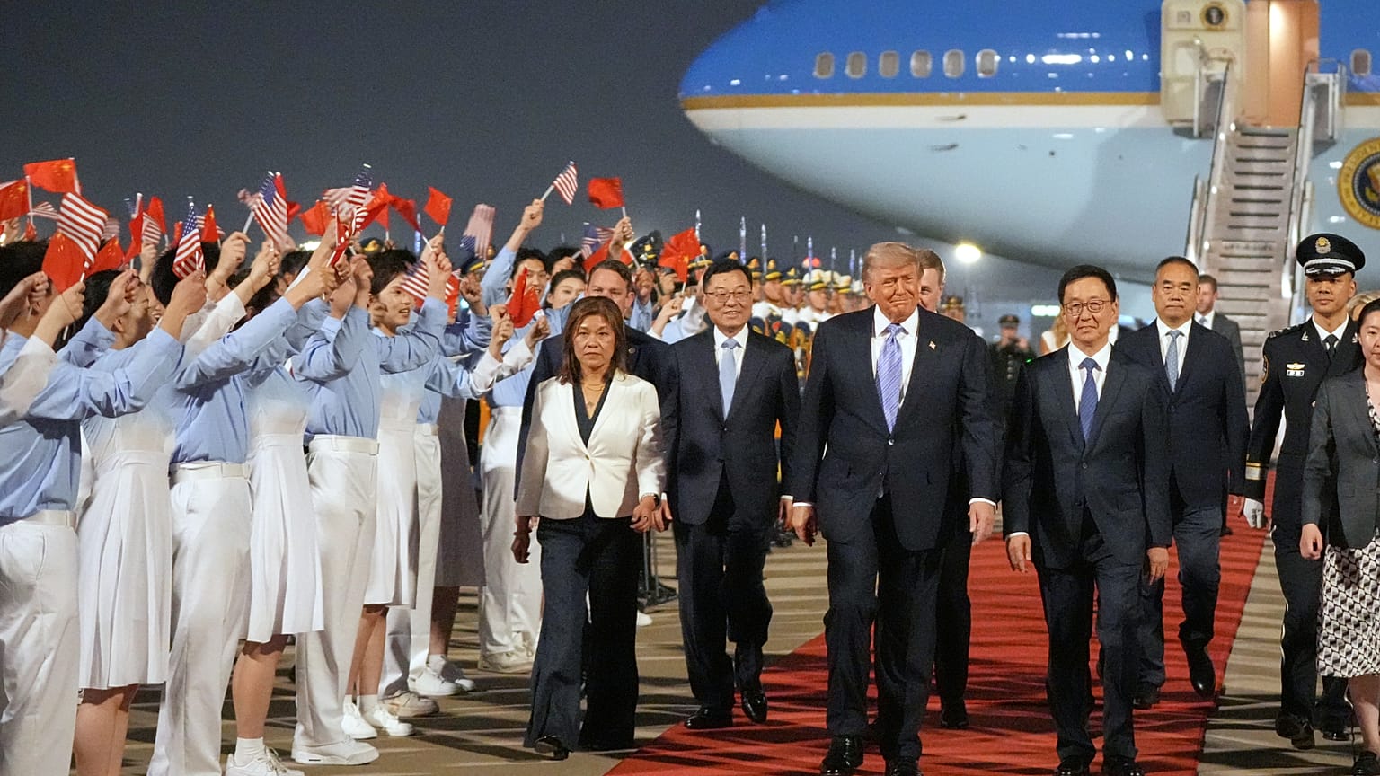 ARCHIVO - El presidente Donald Trump y el vicepresidente chino Han Zheng caminan en una ceremonia de bienvenida, el 13 de mayo de 2026, en Pekín.