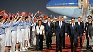 ΑΡΧΕΙΟ - Ο πρόεδρος Ντόναλντ Τραμπ περπατά μαζί με τον Κινέζο αντιπρόεδρο Χαν Τζενγκ κατά τη διάρκεια τελετής υποδοχής, Τετάρτη 13 Μαΐου 2026, στο Διεθνές Αεροδρόμιο Πεκίνου