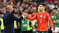 El portugués Cristiano Ronaldo con el seleccionador de Portugal, Roberto Martínez, tras ser sustituido durante un partido de clasificación para el Mundial 2026. 