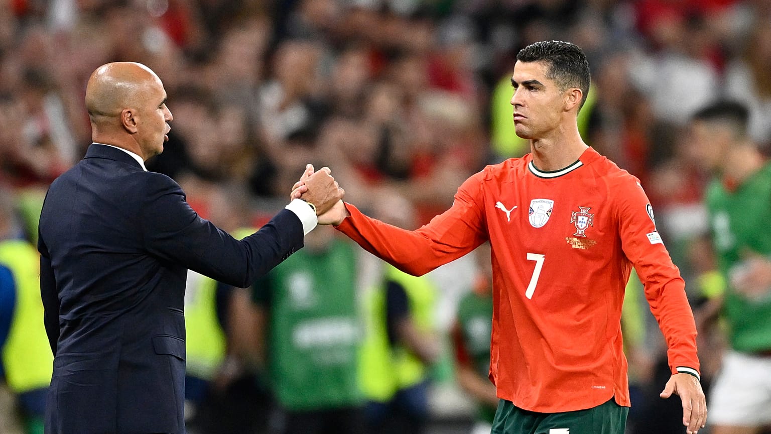 O português Cristiano Ronaldo com o selecionador de Portugal, Roberto Martinez, após ser substituído durante uma partida de qualificação para o Mundial de 2026 
