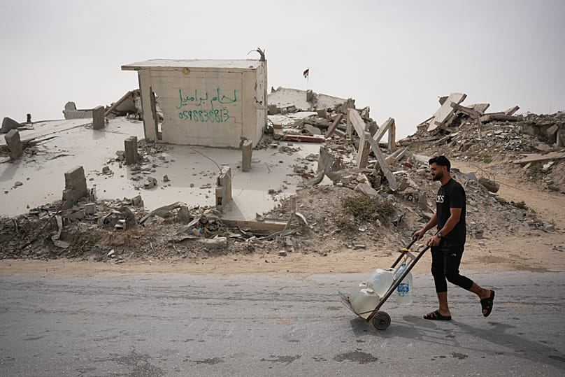 فلسطيني ينقل عبوات مياه في مدينة غزة، في 12 مايو 2026.