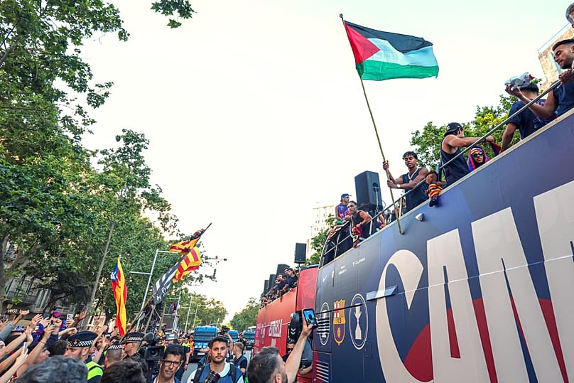لاعب نادي برشلونة، لامين يامال، يحمل العلم الفلسطيني وهو يحتفل مع فريقه بعد فوزه بلقب الدوري الإسبانيفي برشلونة، إسبانيا، يوم الاثنين 11 مايو 2026.
