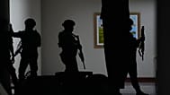 قامت القوات الفلبينية بتأمين منطقة بعد سماع إطلاق نار في مجلس الشيوخ الفلبيني في باساي بالفلبين يوم الأربعاء 13 مايو 2026.