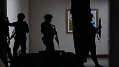 قامت القوات الفلبينية بتأمين منطقة بعد سماع إطلاق نار في مجلس الشيوخ الفلبيني في باساي بالفلبين يوم الأربعاء 13 مايو 2026.