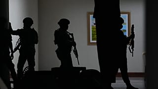 قامت القوات الفلبينية بتأمين منطقة بعد سماع إطلاق نار في مجلس الشيوخ الفلبيني في باساي بالفلبين يوم الأربعاء 13 مايو 2026.