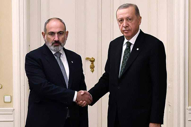 Turkey's President Recep Tayyip Erdoğan and Armenia's Prime Minister Nikol Pashinyan at Prague Castle in Prague, 6 October, 2022