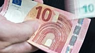 Ειδικός για πλαστά χαρτονομίσματα της Ομοσπονδιακής Τράπεζας Γερμανίας μετρά νέα χαρτονομίσματα των δέκα ευρώ σε συνέντευξη Τύπου στο υποκατάστημα