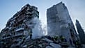 Trabajadores de rescate retiran los escombros de una casa gravemente dañada tras un ataque ruso contra un barrio residencial en Kiev, Ucrania, el jueves 14 de mayo de 2026.