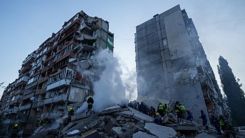 Εργαζόμενοι διάσωσης καθαρίζουν τα ερείπια ενός σπιτιού που έχει υποστεί σοβαρές ζημιές μετά από ρωσικό χτύπημα σε κατοικημένη γειτονιά στο Κίεβο της Ουκρανίας, την Πέμπτη 14 Μαΐου 2026.