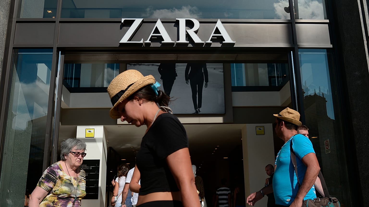 ARCHIVO - Personas pasan frente a una tienda Zara en Barcelona, ​​España, el 27 de agosto de 2014. 