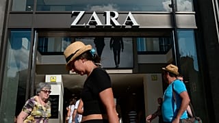 ARCHIVO - Personas pasan frente a una tienda Zara en Barcelona, ​​España, el 27 de agosto de 2014. 