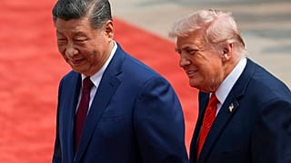  الرئيس دونالد ترامب، على اليمين، والرئيس الصيني شي جين بينغ يحضران حفل ترحيب في قاعة الشعب الكبرى في بكين، الخميس 14 مايو 2026. 