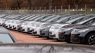 Samochody elektryczne ID.3 na terenie fabryki Volkswagena w Zwickau w Niemczech, luty 2020 r. (AP Photo/Jens Meyer)