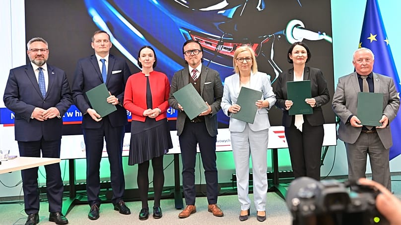 Bei der Unterzeichnung des Abkommens am 13. Mai 2026 waren anwesend (im Bild von links): M. Suchoń, C. Gronkiewicz, E. Zeidler, W. Balczun, P. Hennig-Kloska, D. Zawadzka-Stępniak, P. Augustyn.