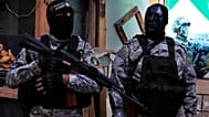 مقاتلو حماس يحضرون موكب جنازة مسؤول حماس سامر الحاج الذي قُتل يوم الجمعة في غارة إسرائيلية بطائرة بدون طيار،