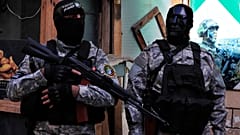 مقاتلو حماس يحضرون موكب جنازة مسؤول حماس سامر الحاج الذي قُتل يوم الجمعة في غارة إسرائيلية بطائرة بدون طيار،