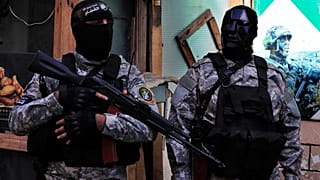 مقاتلو حماس يحضرون موكب جنازة مسؤول حماس سامر الحاج الذي قُتل يوم الجمعة في غارة إسرائيلية بطائرة بدون طيار،