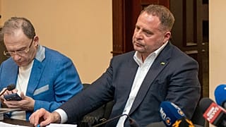 O ex-chefe de gabinete do Presidente ucraniano, Andrii Yermak, à direita, é visto durante uma audiência num tribunal de Kiev, na Ucrânia, na terça-feira, 12 de maio de 2026.