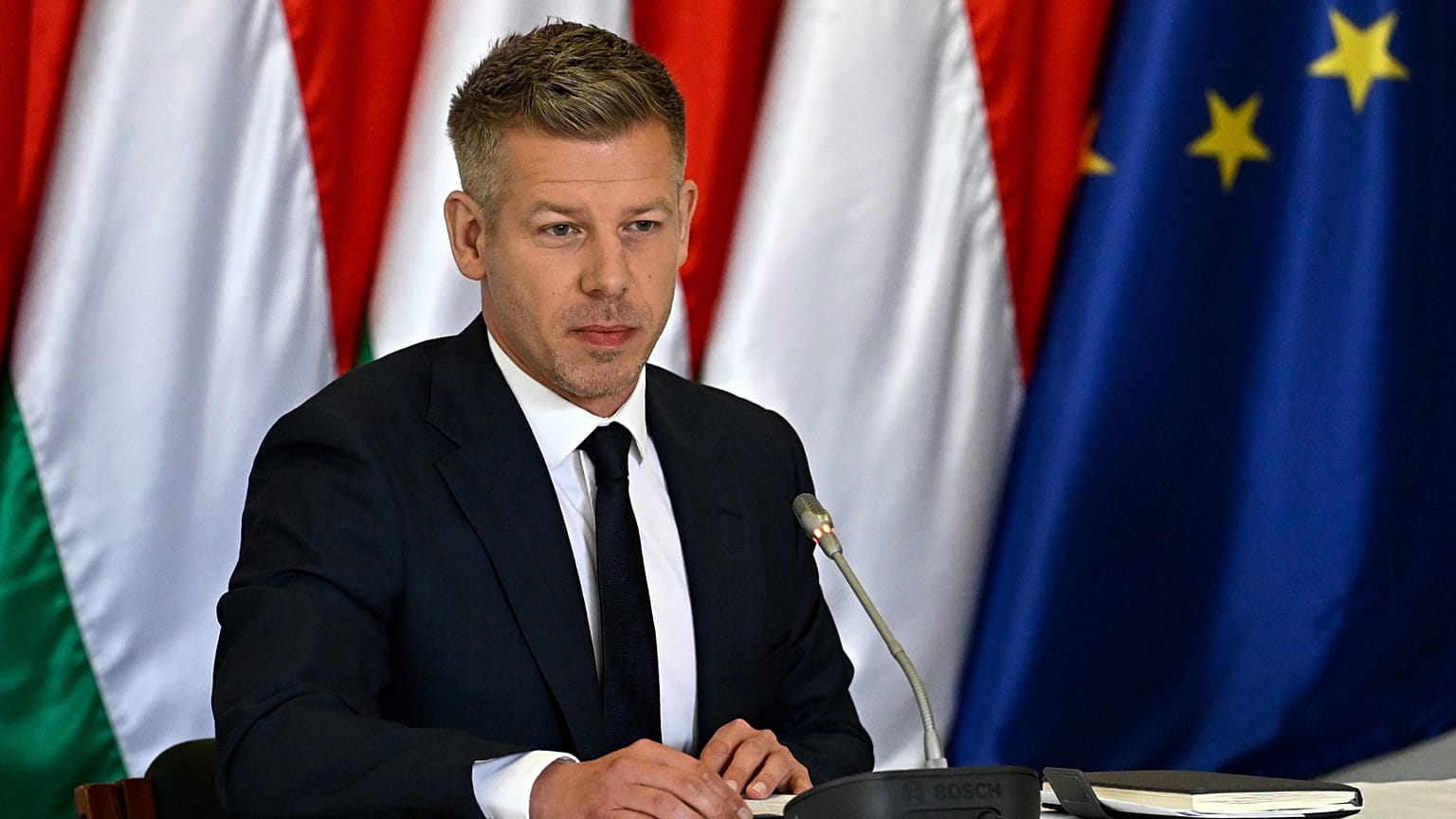 Magyar Péter miniszterelnök az új Tisza-kormány első, vidéki kabinetülésén Ópusztaszeren, 2026. május 13-án