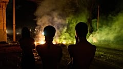 Menschen blicken auf eine Barrikade, die von Anwohnern errichtet wurde, die gegen anhaltende Stromausfälle in Havanna protestieren, 13. Mai 2026