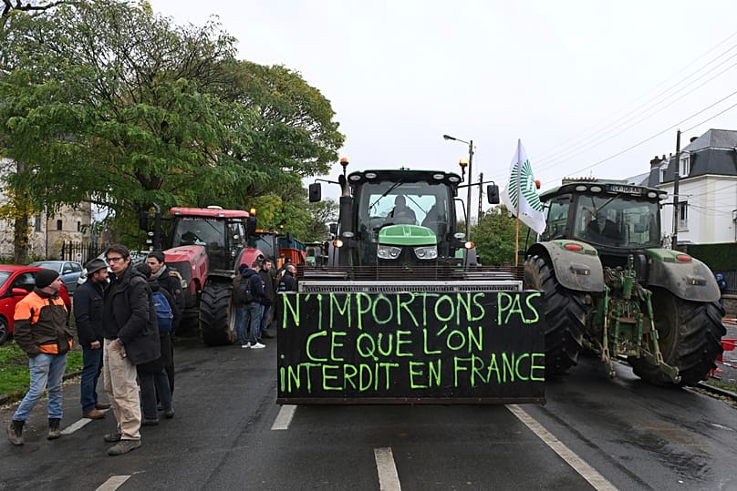 ARCHIVES - Des agriculteurs manifestent contre l’accord commercial UE-Mercosur, lundi 18 novembre 2024 à Beauvais, dans le nord de la France. Sur l’affiche : « N’importez pas ce qui est interdit en France ».